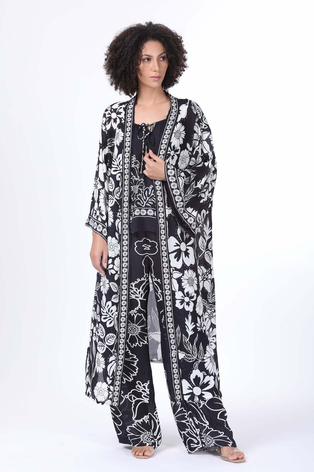 Front view of the black and white Avanti Kimono Shrug Long (TheSwankStore) Soft Viscose fabric
