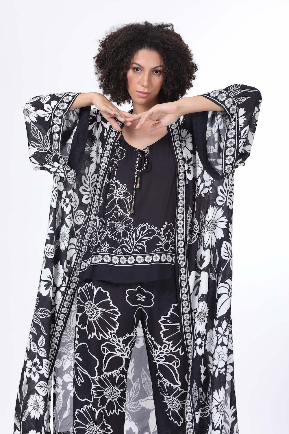 Front view of the black and white Avanti Kimono Shrug Long (TheSwankStore) Soft Viscose fabric